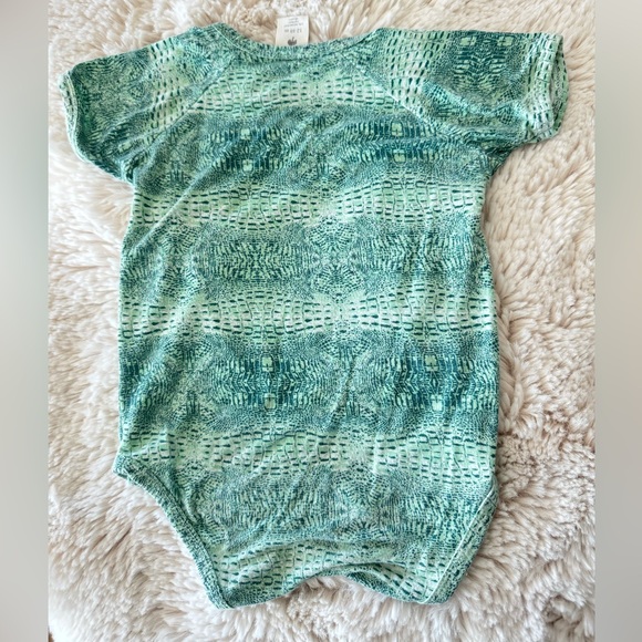 Kate Quinn Bamboo Short Sleeve Green Reptile Print Wrap Snap Onesie 12-18mos - Picture 3 of 8